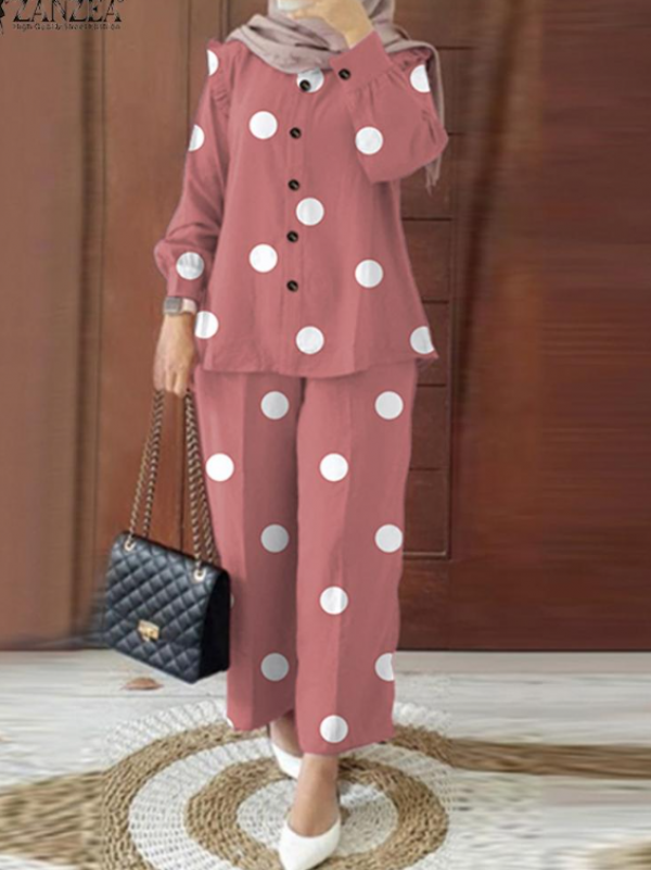 Setelan blazer dan celana panjang dengan motif polkadot